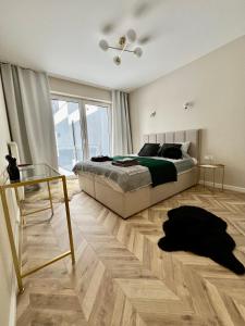 sypialnia z łóżkiem i szklanym stołem w obiekcie Apartament Twój ZDRÓJ & SPA Dr Duda w Busku Zdroju