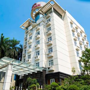 un bâtiment avec un dôme en haut dans l'établissement Hoa Nam Hotel, 