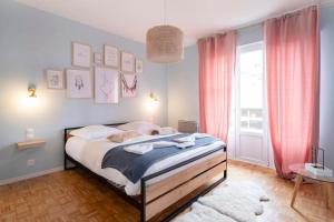 梅斯的住宿－La Messine，一间卧室配有一张带粉红色窗帘的大床