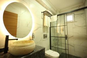 A bathroom at Asmali Hotel Még 37 kép