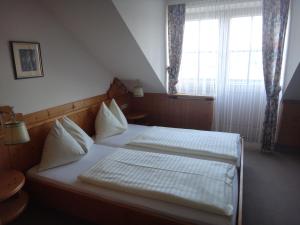 Postel nebo postele na pokoji v ubytování Donau-Rad-Hotel Wachauerhof