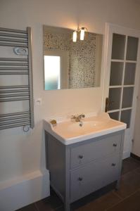 a bathroom with a sink and a mirror at Villa de charme à 5 mn plage in La Seyne-sur-Mer