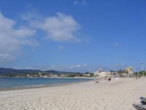 una playa con gente sentada en la arena y el agua en Villa de charme à 5 mn plage, en La Seyne-sur-Mer