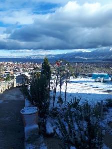 uitzicht op een stad in de sneeuw bij Vila Topalli in Pogradec