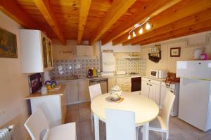 uma pequena cozinha com mesa e cadeiras em Maison de campagne proche d'Agen em Lafox