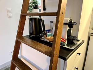 圖盧茲的住宿－Le Romi - Capitole Hypercentre - Appart Cosy，厨房配有木制架子和咖啡壶