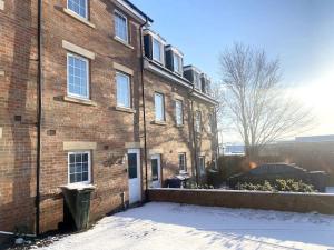 un edificio de ladrillo con un cubo de basura delante de él en Cosy City Centre Townhouse en Elswick