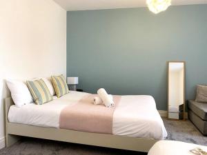 Un dormitorio con una cama con un osito de peluche. en Cosy City Centre Townhouse en Elswick