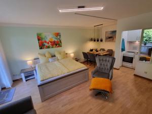 1 dormitorio con 1 cama, mesa y sillas en Auszeit Ferienwohnung en Bad Bevensen