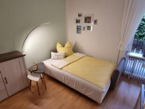 1 dormitorio con cama, mesa y ventana en Auszeit Ferienwohnung en Bad Bevensen
