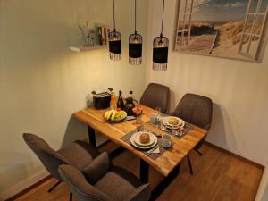 een eettafel met stoelen en eten erop bij Auszeit Ferienwohnung in Bad Bevensen