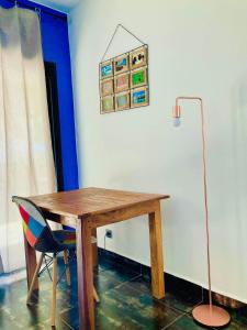 - une table en bois et une chaise dans la chambre dans l'établissement Ramena Beach Hotel, à Ramena