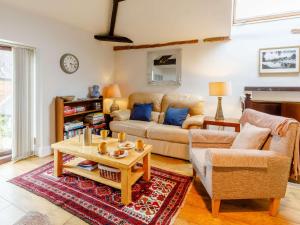 a living room with a couch and a coffee table at 2 bed in Brailsford PK816 in Brailsford