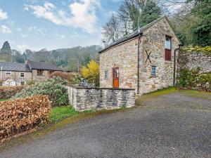 an old stone house with a stone wall at 1 Bed in Wirksworth PK925 in Wirksworth