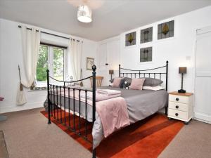a bedroom with a black bed with pink pillows at 2 bed in Frosterley 54143 in Frosterley