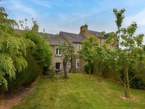 an old house with a yard in front of it at 2 bed in Frosterley 54143 in Frosterley