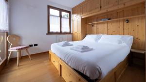 a bedroom with a large bed with a wooden headboard at Italianway - Osteglio 15 Frodolfo in Valdisotto