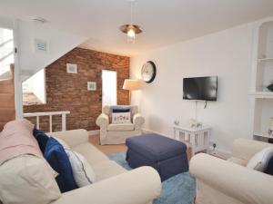 ein Wohnzimmer mit weißen Möbeln und einem TV in der Unterkunft 2 bed in Brixham BX021 in Brixham