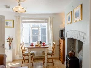 Presteigneにある1 Bed in Presteigne 55285のリビングルーム(テーブル、暖炉付)