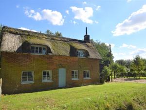 an old brick house with a thatched roof at 2 Bed in Wroxham 56104 in Hoveton