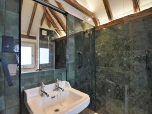 bagno con lavandino e doccia di 1 bed in Biddenden BT064 a Biddenden