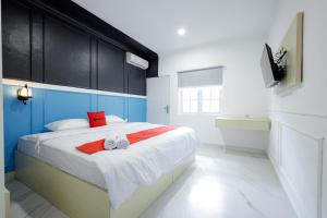 Postel nebo postele na pokoji v ubytování RedDoorz Plus at Jalan Gatot Subroto Jakarta