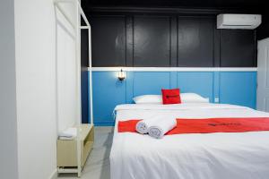 Postel nebo postele na pokoji v ubytování RedDoorz Plus at Jalan Gatot Subroto Jakarta