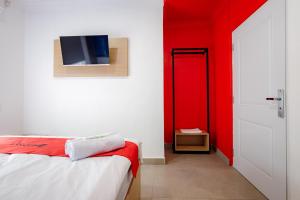 Postel nebo postele na pokoji v ubytování RedDoorz Plus at Jalan Gatot Subroto Jakarta