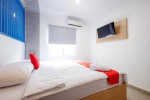 Postel nebo postele na pokoji v ubytování RedDoorz Plus at Jalan Gatot Subroto Jakarta