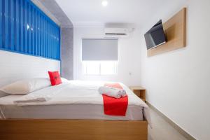 Postel nebo postele na pokoji v ubytování RedDoorz Plus at Jalan Gatot Subroto Jakarta