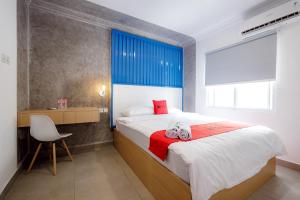 Postel nebo postele na pokoji v ubytování RedDoorz Plus at Jalan Gatot Subroto Jakarta