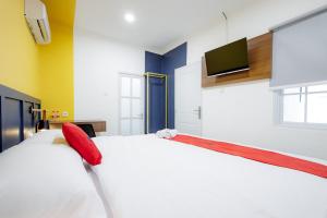 Postel nebo postele na pokoji v ubytování RedDoorz Plus at Jalan Gatot Subroto Jakarta
