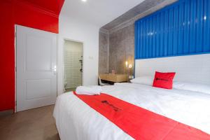 Postel nebo postele na pokoji v ubytování RedDoorz Plus at Jalan Gatot Subroto Jakarta