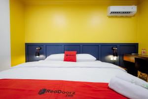 Postel nebo postele na pokoji v ubytování RedDoorz Plus at Jalan Gatot Subroto Jakarta