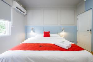 Postel nebo postele na pokoji v ubytování RedDoorz Plus at Jalan Gatot Subroto Jakarta