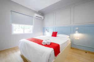 Postel nebo postele na pokoji v ubytování RedDoorz Plus at Jalan Gatot Subroto Jakarta