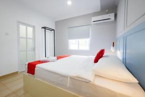 Postel nebo postele na pokoji v ubytování RedDoorz Plus at Jalan Gatot Subroto Jakarta