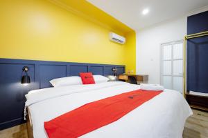 Postel nebo postele na pokoji v ubytování RedDoorz Plus at Jalan Gatot Subroto Jakarta