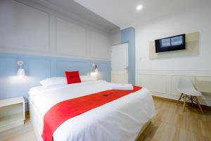 Postel nebo postele na pokoji v ubytování RedDoorz Plus at Jalan Gatot Subroto Jakarta