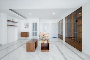 Posezení v ubytování RedDoorz Plus at Jalan Gatot Subroto Jakarta