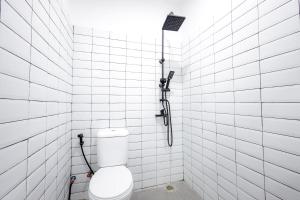 Koupelna v ubytování RedDoorz Plus at Jalan Gatot Subroto Jakarta