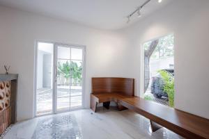 Posezení v ubytování RedDoorz Plus at Jalan Gatot Subroto Jakarta