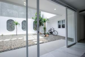Jízda na kole v ubytování RedDoorz Plus at Jalan Gatot Subroto Jakarta nebo okolí