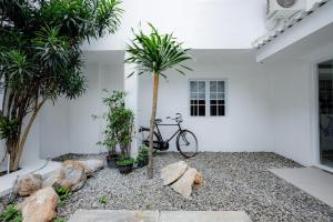 Jízda na kole v ubytování RedDoorz Plus at Jalan Gatot Subroto Jakarta nebo okolí