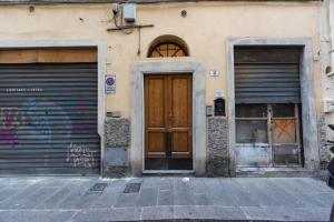 zwei Türen auf der Seite eines Gebäudes mit Graffiti in der Unterkunft Jaguà in Florenz