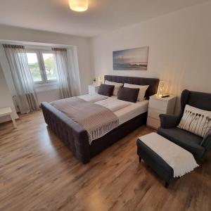 a large bedroom with a large bed and a couch at Texashaus Apfelbacher in Kitzingen