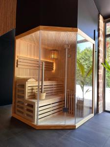 une enceinte en bois avec une douche dans la chambre dans l'établissement LE GITE DU CARGE D'ARLAY, à Charnay-lès-Mâcon