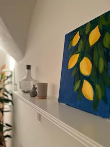 een schilderij van sinaasappels op een plank in een kamer bij Beautiful Studio in the Heart of Salzburg in Salzburg