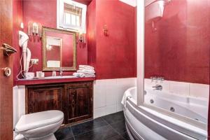 baño rojo con bañera, aseo y lavamanos en Imperial GuestHouse en Roma