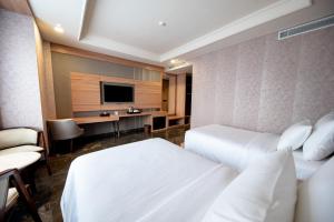 Taman Prakerti Bhuana Hotel的电视和/或娱乐中心